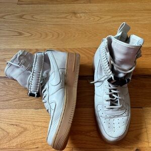 Nike Air AF1 High-Top Sneakers in light bone